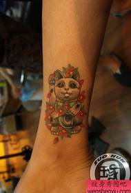 Kaki bocah-bocah wadon pola kucing kumbang pop lan tato mripat sing apik