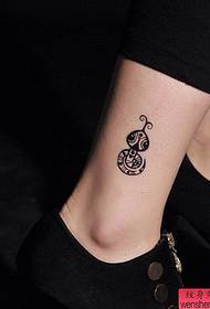 Pertunjukan tato, rekomendasikan pola tato ular kartun kaki wanita