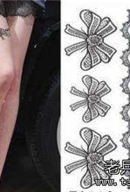 Tatoveringsshow, anbefaler en kvinnes ben sexy blonder tatoveringsmønster