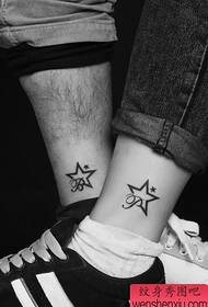 Маленькие свежие ножки, пятиконечные звездные татуировки