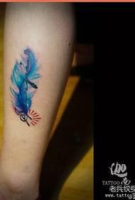 Lábszínű toll tetoválás mintázat, amelyet a tetoválás show bar biztosít