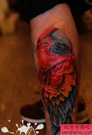 un modello di tatuaggio gufo colorato gamba