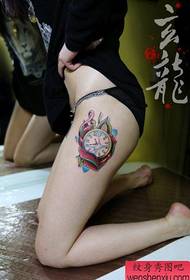 Убави женски нозе популарна Исклучителна шема на тетоважи со џебни часовници