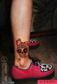I tatuaggi per le gambe e i tatuaggi sono condivisi dalla sala dei tatuaggi