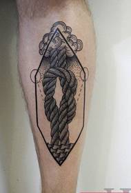 Apprezza un tatuaggio personalizzato sul polpaccio