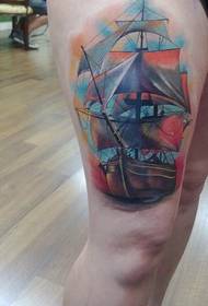 Krāsains buru laivas tetovējums ar vienas kājas skolu stilā