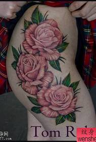 Un lavoro di tatuaggio del tatuaggio con una rosa delle gambe è condiviso dalla sala dei tatuaggi