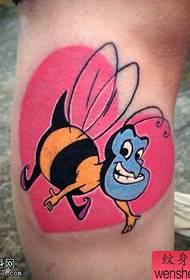 Lavoro del tatuaggio dell'ape dell'amore del fumetto di colore della gamba