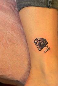 Слика на шоуто за тетоважа препорачуваат дијамантско писмо мала свежа шема на тетоважи