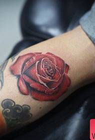 Gyönyörű népszerű rózsa tetoválás minta a férfi lábak
