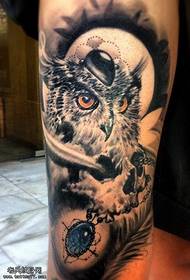 Gufi sulle gambe, tatuaggi di diamanti e tatuaggi sono condivisi dalla Tattoo Hall