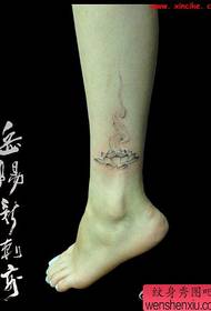 女生腿部唯美清晰的莲花纹身图案