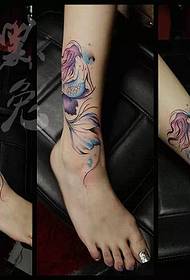 Tato duyung warna-warni ing sikil dituduhake pertunjukan tato.
