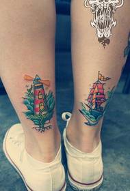 Patrón de tatuaje de velero faro clásico popular de piernas