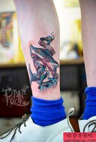 Modello di tatuaggio squalo semplice e popolare sulle gambe
