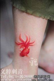 Imilenze yamantombazana enemibala emincane ye tattoo yegolide