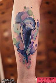 Tatueringsshow, rekommenderar ett tatueringsarbete för delfin för benbläck