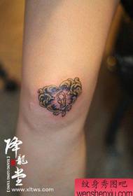 Népszerű és gyönyörű szerelmi zár tetoválás a lábán