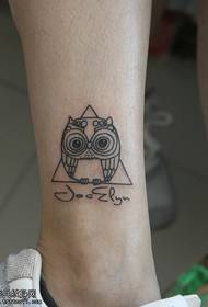 Lavoro di tatuaggio di gufo carino gamba donna