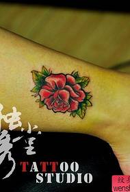 Klenge a schéine rose Tattoo Muster fir Meedercher Schanken