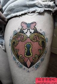 女生腿部精美流行的彩色爱心锁纹身图案