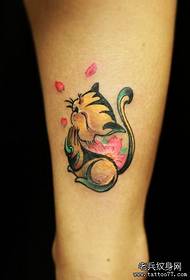Noge djevojke, lijep uzorak tetovaže za mačke