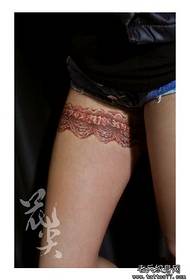 Seksīgi skaista skaistuma kājas mežģīņu tetovējuma raksts