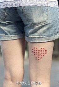 Tatuaggio tatuaggio gamba cuore rosso