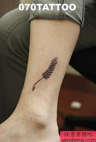 Мала свежа женска нога креативна цветна тетоважа тетоваже ради