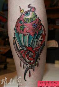 Popolari tatuaggi gelato sulle gambe