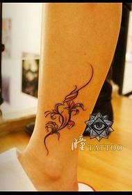 Tyttöjen jalat ovat suosittuja selkeiden viiniköynnösten tatuointikuvioiden kanssa