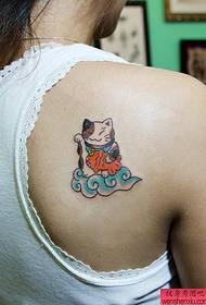 et tatoveringsmønster for katt tilbake
