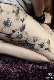 Тату-шоу, рекомендую женскую ногу с цветочным рисунком татуировки