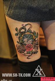 Corda del fiore del fiore delle gambe della donna con il modello del tatuaggio