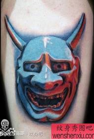 Tatuaggi di colore belli e belli sulle gambe