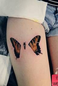 小さな新鮮な脚の蝶のタトゥーの仕事