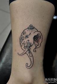 簡單而美麗的大象紋身圖案的女孩腿
