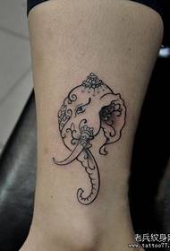 Patrón de tatuaxe de elefante sinxelo e fermoso para as pernas das nenas