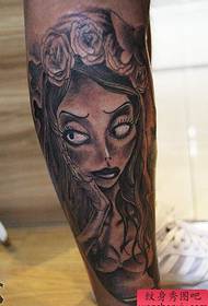 Ko nga mahi a te tattoo wahine zombie wahine