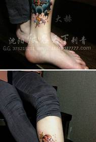 Imilenze yamantombazana akhatywayo athatyathwe kwinqanaba le tattoo