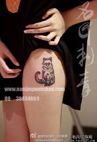 Modèle de tatouage mignon petit renard pour les jambes des filles