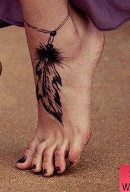 Tattoo show, share a feather tattoo on the foot
