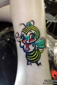 Lindo patrón de tatuaxe de abella pequena nas pernas