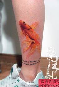 Schönes und schönes farbiges Goldfischtätowierungsmuster auf den Beinen