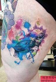 Tatuaż z żółwiami w kolorze nóg