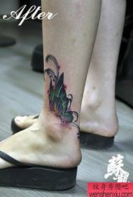 Model de tatuaj fluture destul de colorat pentru vițel pentru fete
