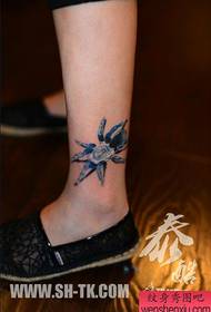 Ein Spinnen-Tattoo-Muster, das in den Beinen sehr beliebt ist.