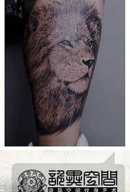 Un motif de tatouage de tête de lion classique pour la tendance des jambes