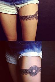 Bella coscia pop bellissimo modello di tatuaggio in pizzo