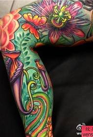 cvjetni uzorak za tetoviranje nogu